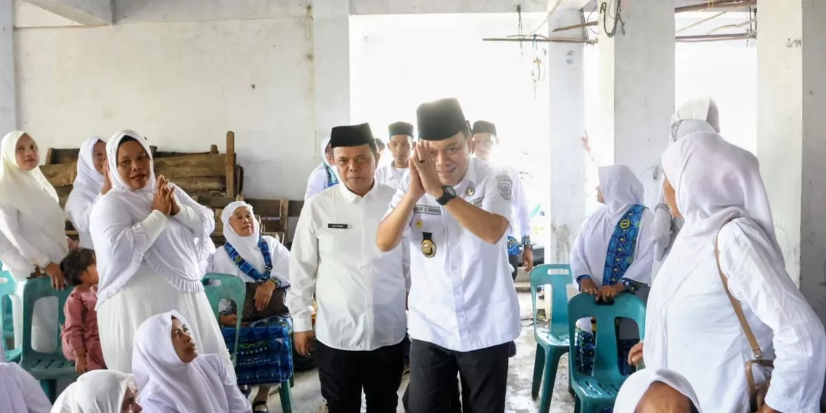 Wakil Bupati Tapsel H. Jafar Syahbuddin Ritonga saat menghadiri kegiatan Pengajian Akbar BKMT yang dirangkai dengan peringatan Isra Mikraj Nabi Muhammad SAW 1447 Hijriah, di Lingkungan IV, Kelurahan Sitinjak, Kecamatan Angkola Barat, Rabu (14/1/2026).(Foto : Realitasonline / Riswandy)