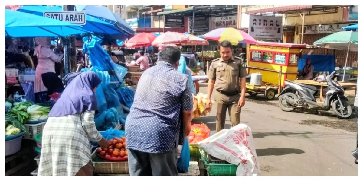 Keterangan gambar: Tertibkan  Pemko Padangsidimpuan melalui Satpol PP melakukan penertiban pedagang kaki lima di ruas jalan Thamrin sekitarnya agar tidak memakan badan jalan. (Foto : Realitasonline / Riswandy)