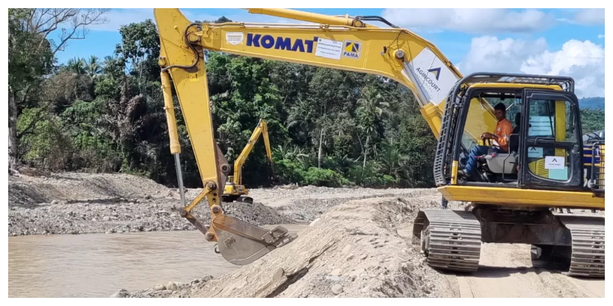 Keterangan gambar: Normalisasi  Sejumlah alat berat jenis excavator milik PTAR yang terus bekerja melakukan pelebaran sungai dalam kegiatan normalisasi sungai Garoga Batangtoru, Kabupaten Tapsel, Selasa (14/1/2026). (Foto : Realitasonline / Riswandy)