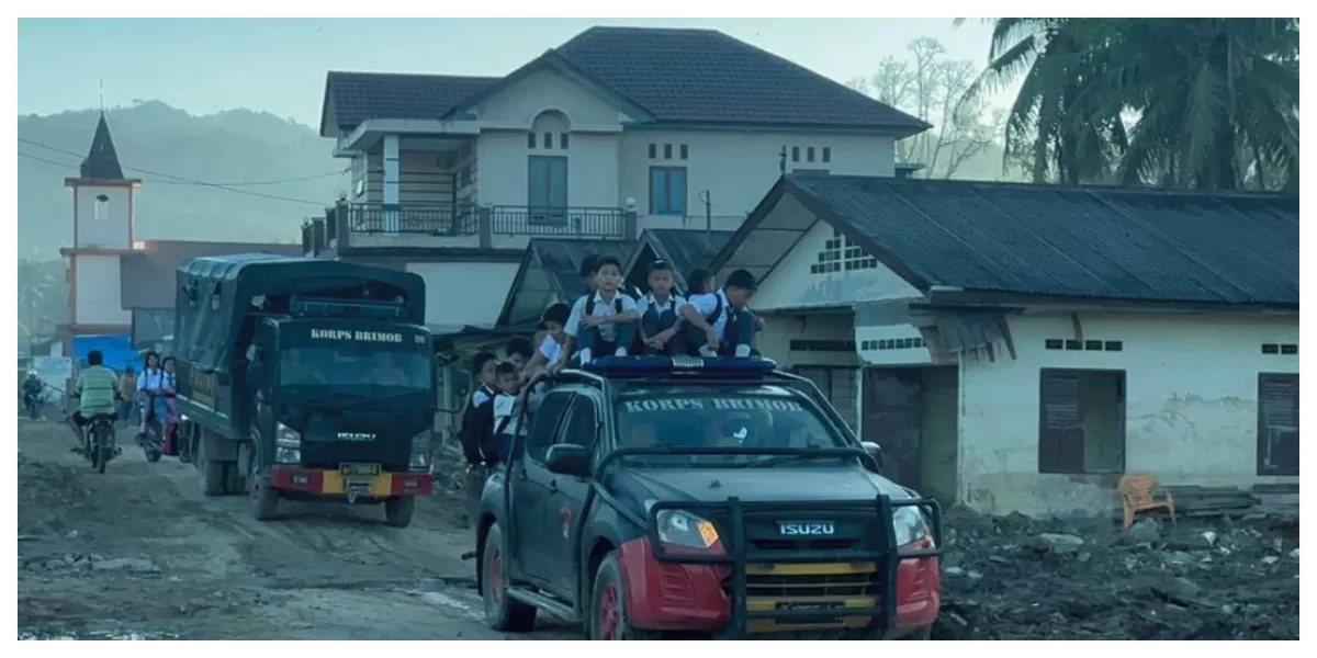 Akibat transportasi lumpuh total, Brimob Polda Sumut lakukan antar jemput pelajar di Tabagsel. (Ogek Tanjung/Humas Poldasu)