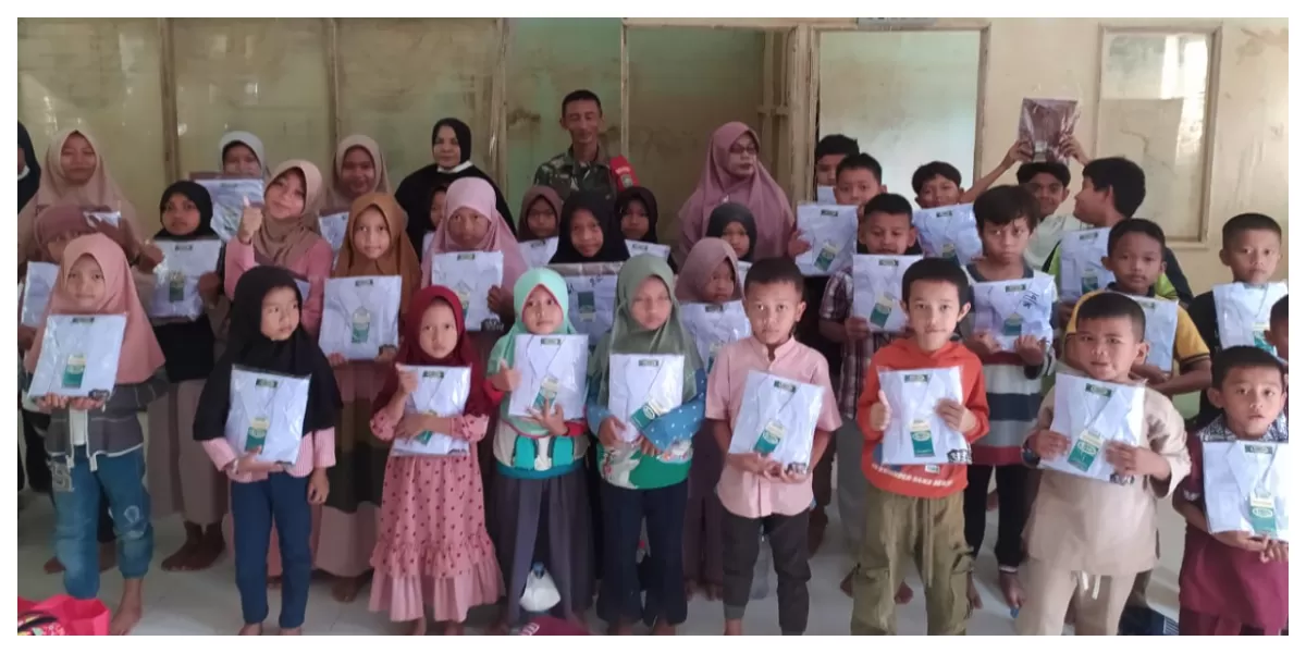 Pelajar SD di Aceh Tamiang tersenyum bahagia dapat baju seragam dari TNI AD. (Realitasonline.id/Dok)