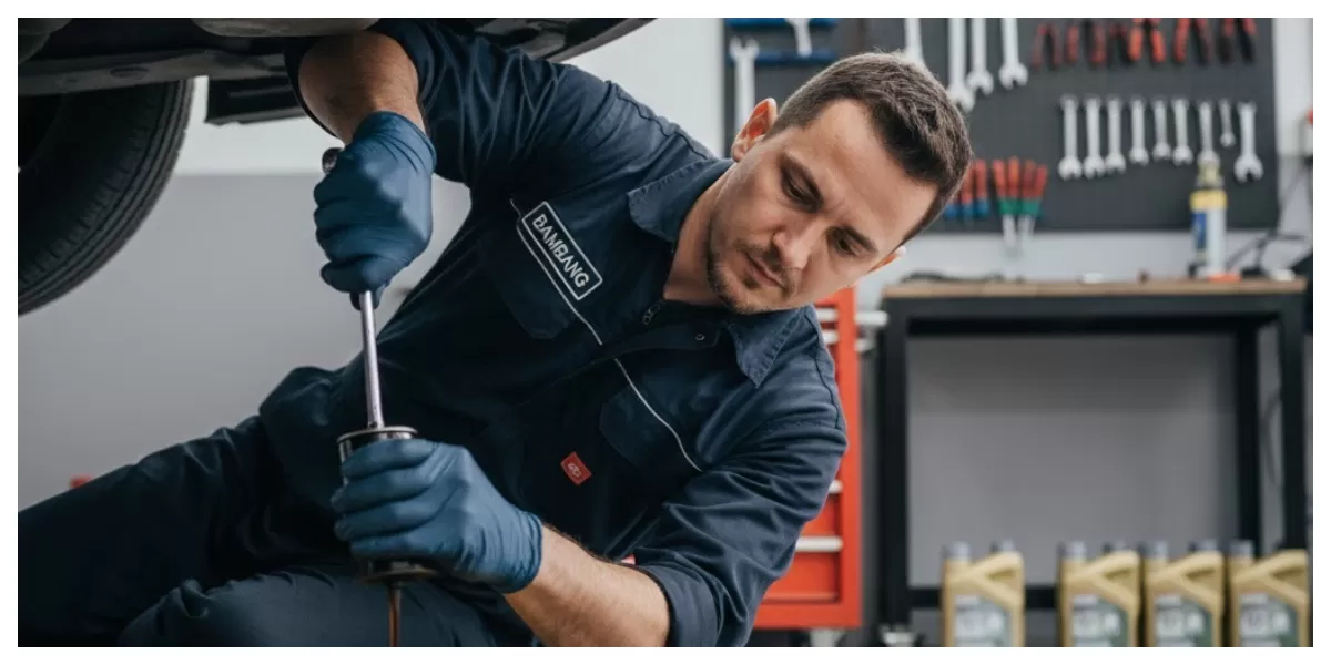  Ilustrasi orang Sedang Mengganti Oli Mesin (Realitasonline/ Canva)