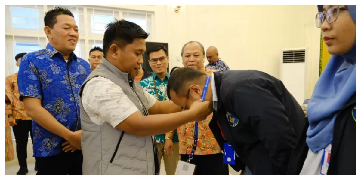 Wali Kota Sibolga Akhmad Syukri Nazry Penarik menyematkan tanda pengenal Petugas Pendataan R3P (Rencana Rehabilitasi dan Rekonstruksi Pascabencana) dari Politeknik Statistika STIS. (Realitasonline.id/Preddy Situmorang)