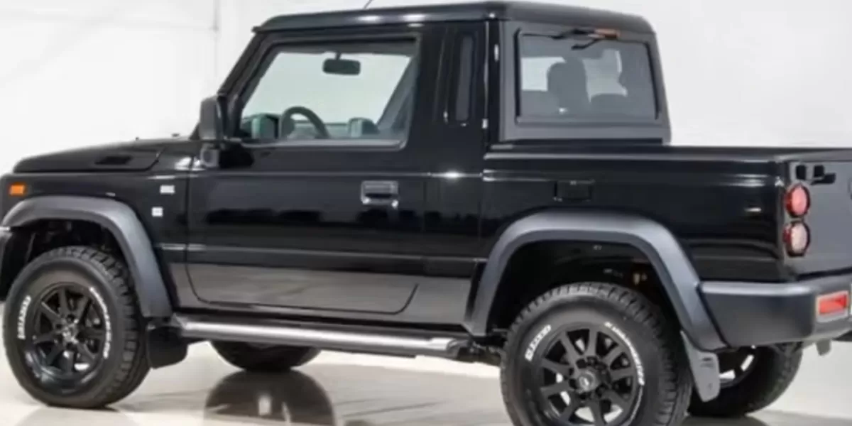 Suzuki Jimny Pickup 2026 yang jadi buah bibir di Amerika adalah sebuah varian dari Jimny yang diubah menjadi truk kecil bak terbuka namun tetap mempertahankan karakter kendaraan off-road yang gesit dan kuat. (Tangkapan Layar YouTube Auto Verse)