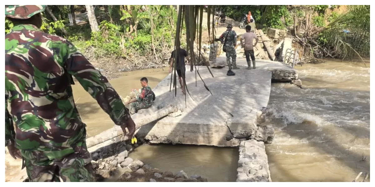  Prajurit TNI dari Koramil 19 Siais, Kodim 0212/Tapanuli Selatan membangun jembatan darurat pasca bencana banjir  (Realitasonline.id/ Riswandy)