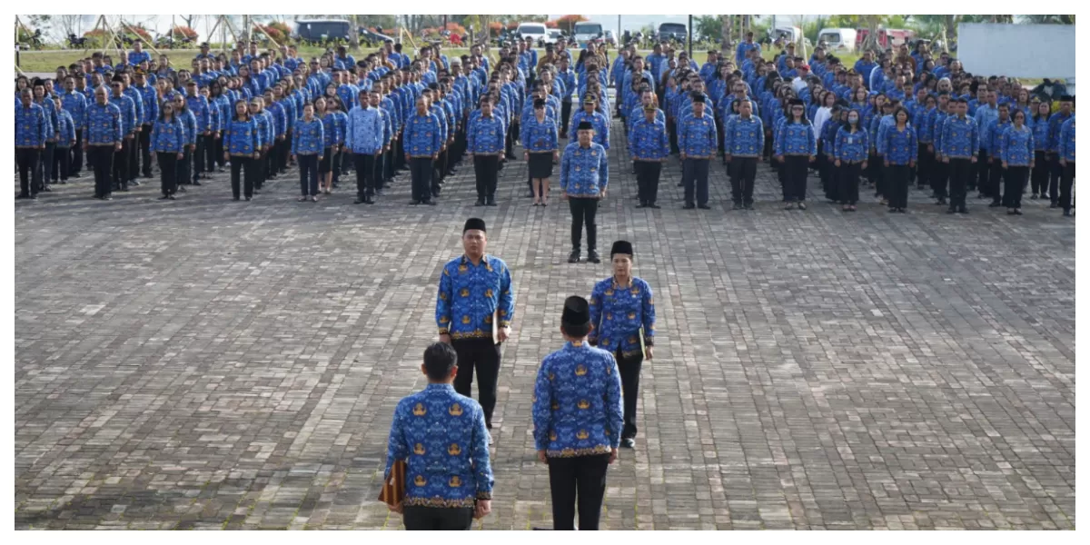 Wakil Bupati Toba Audi Murphy O. Sitorus yang menjadi pembina apel mengajak seluruh ASN mampu meningkatkan daya saing daerah. (Realitasonline.id/MS)