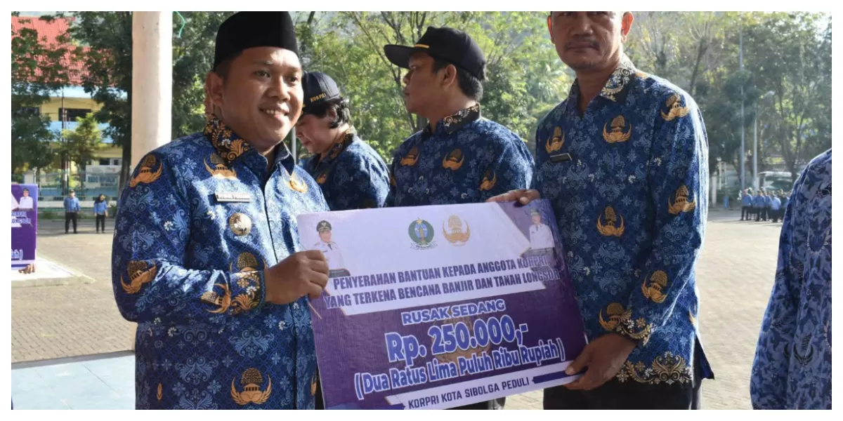 Keterangan Foto: Wali Kota Sibolga Akhmad Syukri Nazry Penarik menyerahkan bantuan secara simbolis kepada ASN yang terdampak bencana. (Realitasonline.id/Preddy Situmorang)