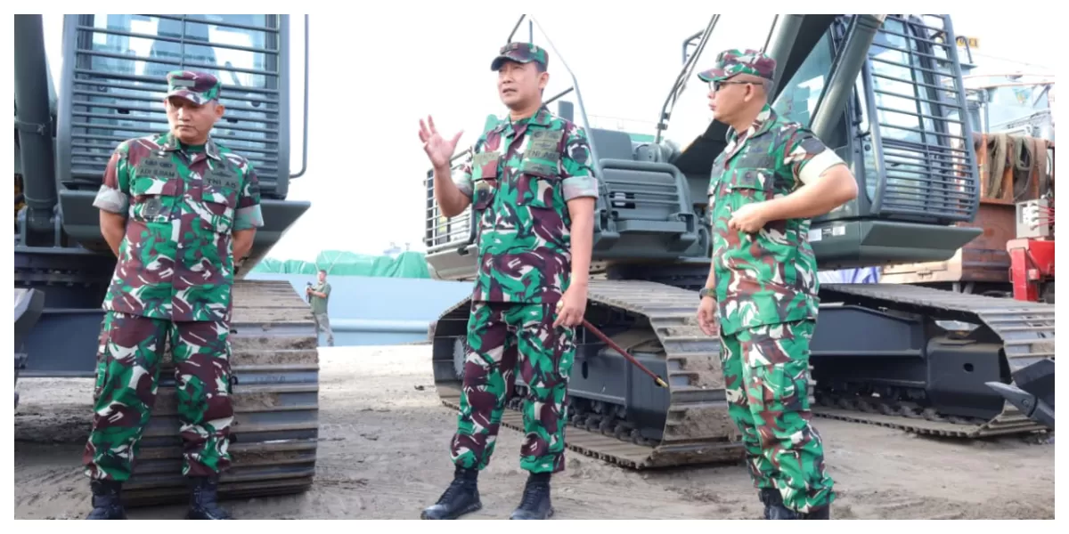 Teks foto : Pangdam I/BB Mayjen TNI Hendy Antariksa Tinjau Kedatangan Alat Berat Bantuan Kasad di Belawan . ( Pendam I/BB ) Ogek Tanjung.