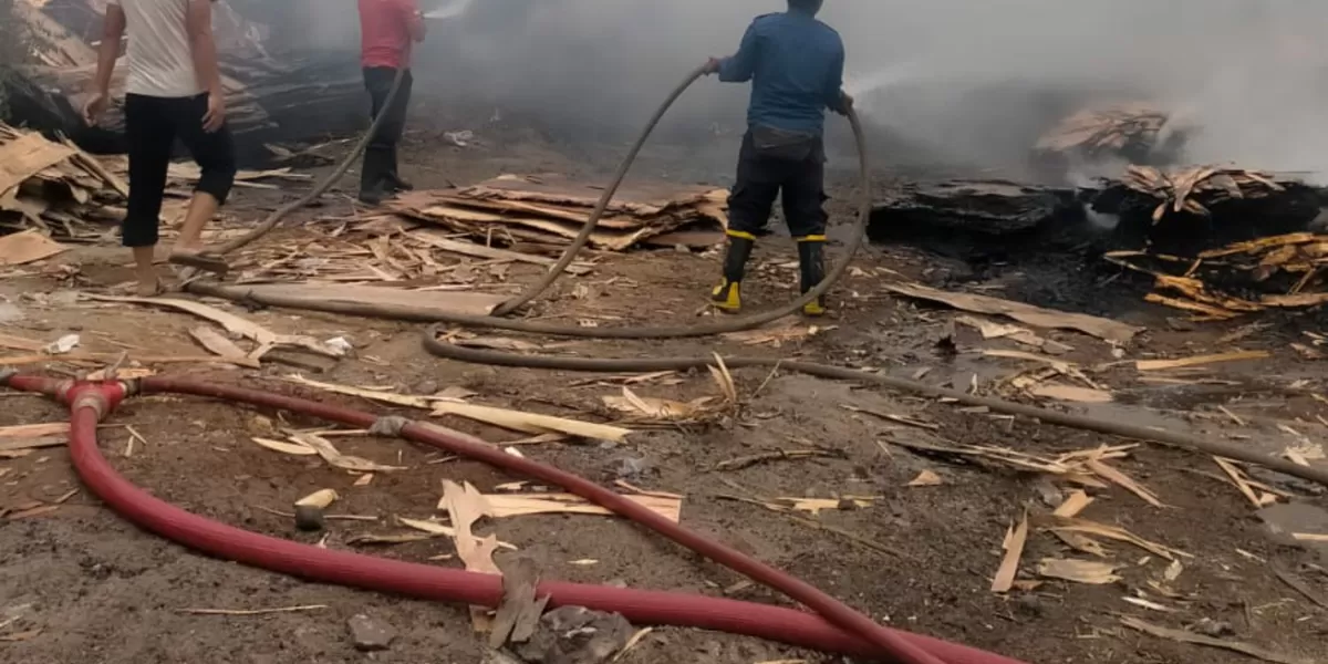 Proses pemadaman yang dilakukan petugas pemadam kebakaran pada lokasi PT Garuda Lais Sukses. Minggu, (18/1). Siang (Dokumen Realitas)