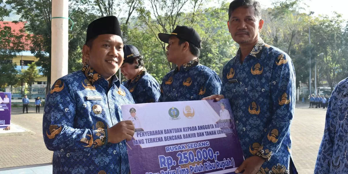 Wali Kota Sibolga Akhmad Syukri Nazry Penarik menyerahkan bantuan secara simbolis kepada ASN yang terdampak bencana. (Realitasonline.id/Preddy Situmorang)