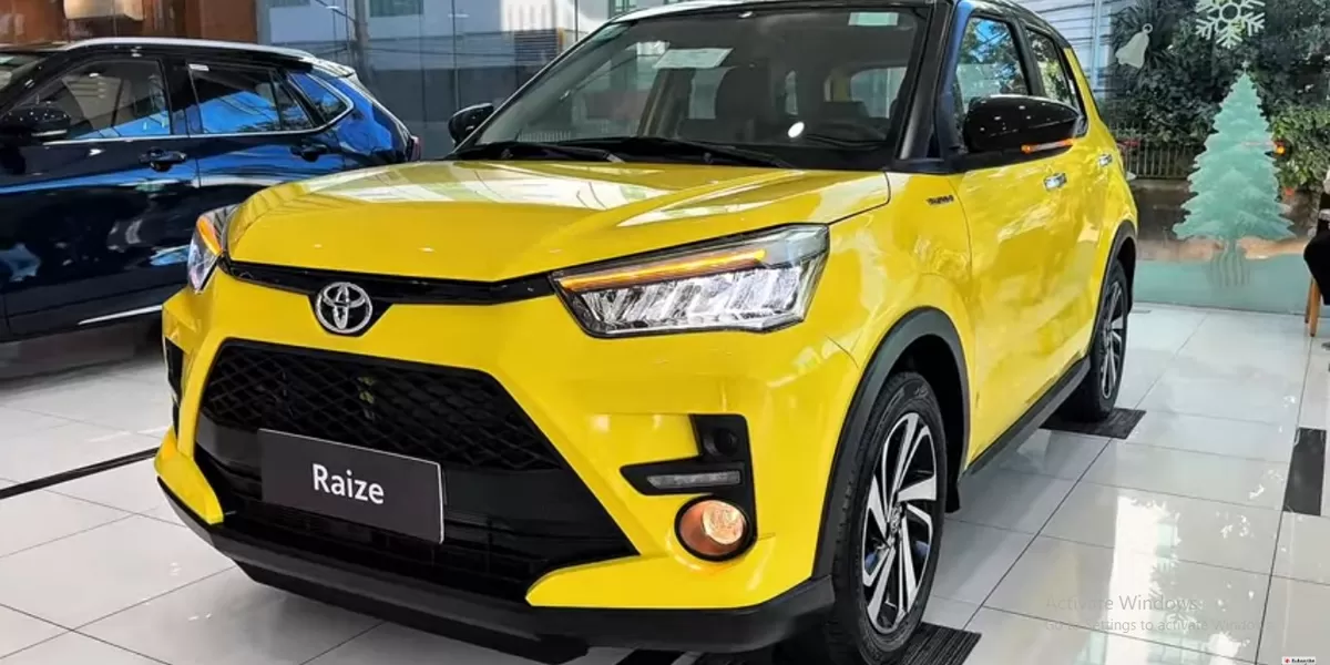 Toyota Raize 2026 1.0L Turbo Super Premium Compact Car adalah SUV kompak yang dirancang untuk memberikan kombinasi antara kenyamanan perkotaan dan performa yang menyenangkan. (Tangkapan Layar YouTube AutoShow TV)