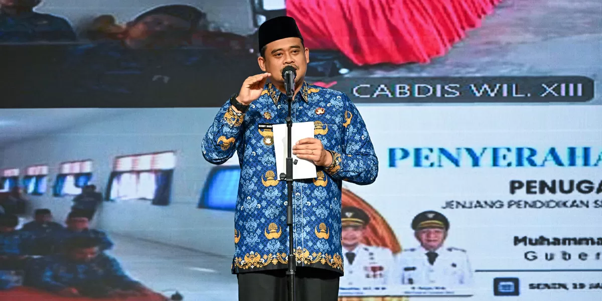 Gubernur Sumut, Bobby Nasution menyerahkan Surat Keputusan Penugasan kepada 248 Kepala Sekolah untuk jenjang pendidikan SMA, SMK, SLB Negeri se Provinsi Sumatera Utara di Aula Raja Inal Siregar, lantai 2 Kantor Gubernur Sumut, Jalan Dipenogoro No. 30, Medan, Senin (19/1/2026).