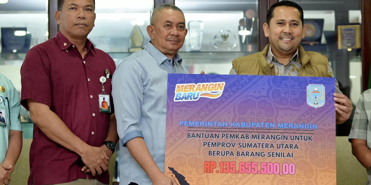 Pj Sekretaris Daerah Provinsi Sumut Sulaiman Harahap menerima bantuan kemanusiaan dari Pemerintah Kabupaten Merangin, Provinsi Jambi, untuk penanganan bencana alam di Sumut, Selasa (20/1/2026). Bantuan tersebut diserahkan langsung Bupati Merangin M Syukur secara simbolis di Kantor Gubernur Sumut Jal