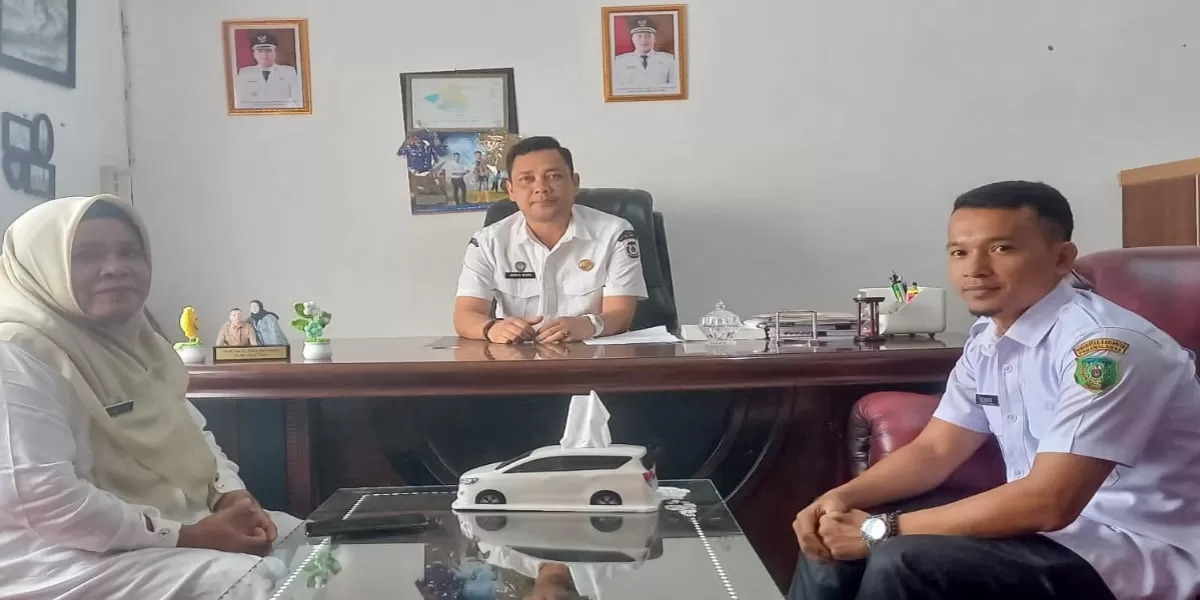 Kadis Dukcapil Padanglawas Jon Nedi Piliang SH, MH dan Staf,   (Realitasonline.id // SS)