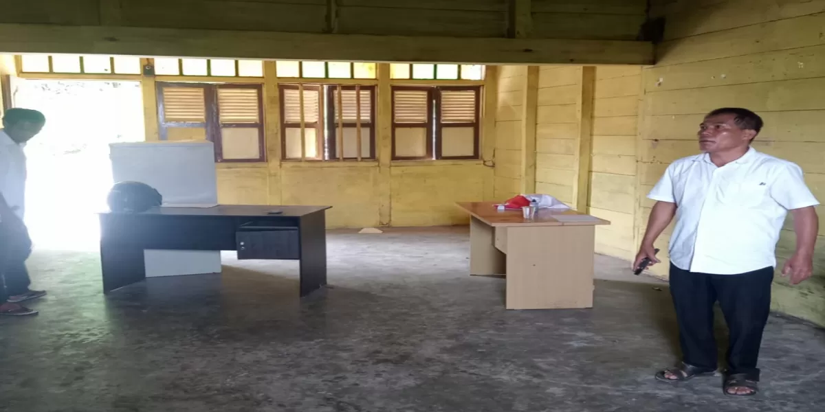 Kades Siraja Oloan Edison Sihite lagi mengosongkan kantor lama pindah ke kantor kontrakan baru.  (Realitasonline.id/Marudut)