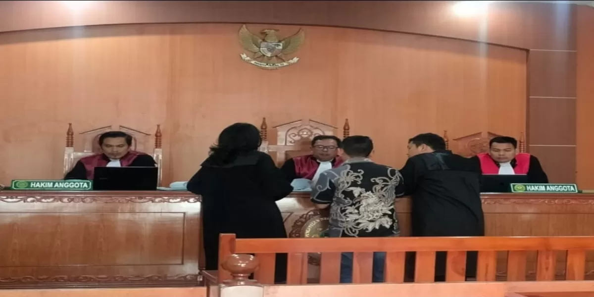 Mantan Kabid melihat kesesuaian keterangannya dihadapan Majelis Hakim PN Kabanjahe . (Realitasonline.id/Sarjana Ginting)