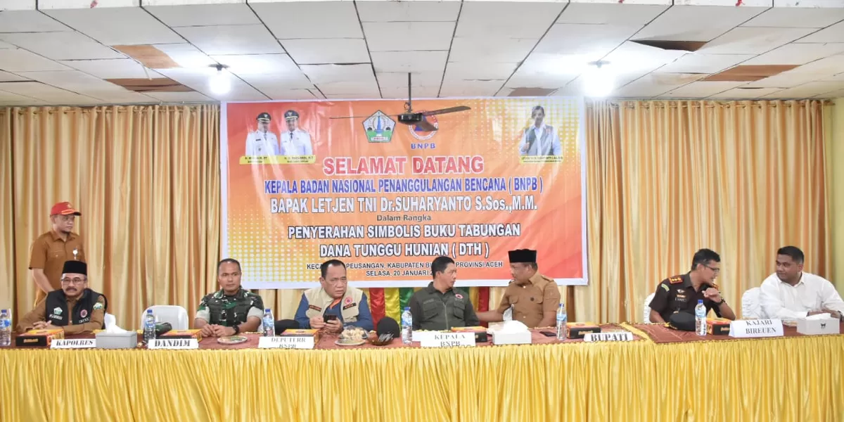 Bupati Mukhlis, menyampaikan pidato pada acara penyerahan buku tabungan untuk korban banjir  penerima Dana Tunggu Hunian (DTH) yang berlangsung di Balai Desa Kecamatan Peusangan. Foto Dokumen Realitasonline.id