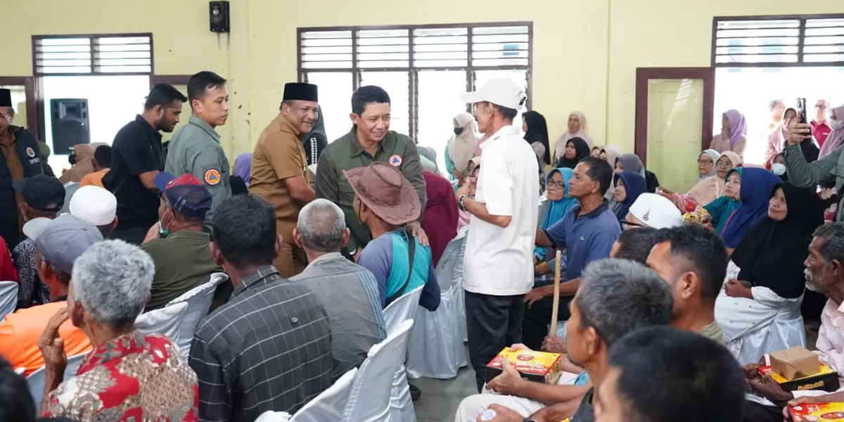 Kepala BNPB, Letjen Suharyanto didampingi Bupati Bireuen, H. Mukhlis (peci hitam) berdialog dengan korban banjir di Kabupaten Bireuen. (Dokumen Realitasonline.id)
