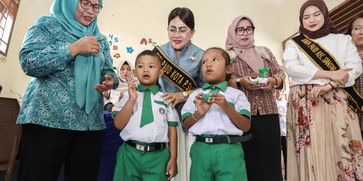 Anak anak PAUD senang dikunjungi bunda Ny. Liswati Wesly Silalahi (Realitasonline.id/RH)