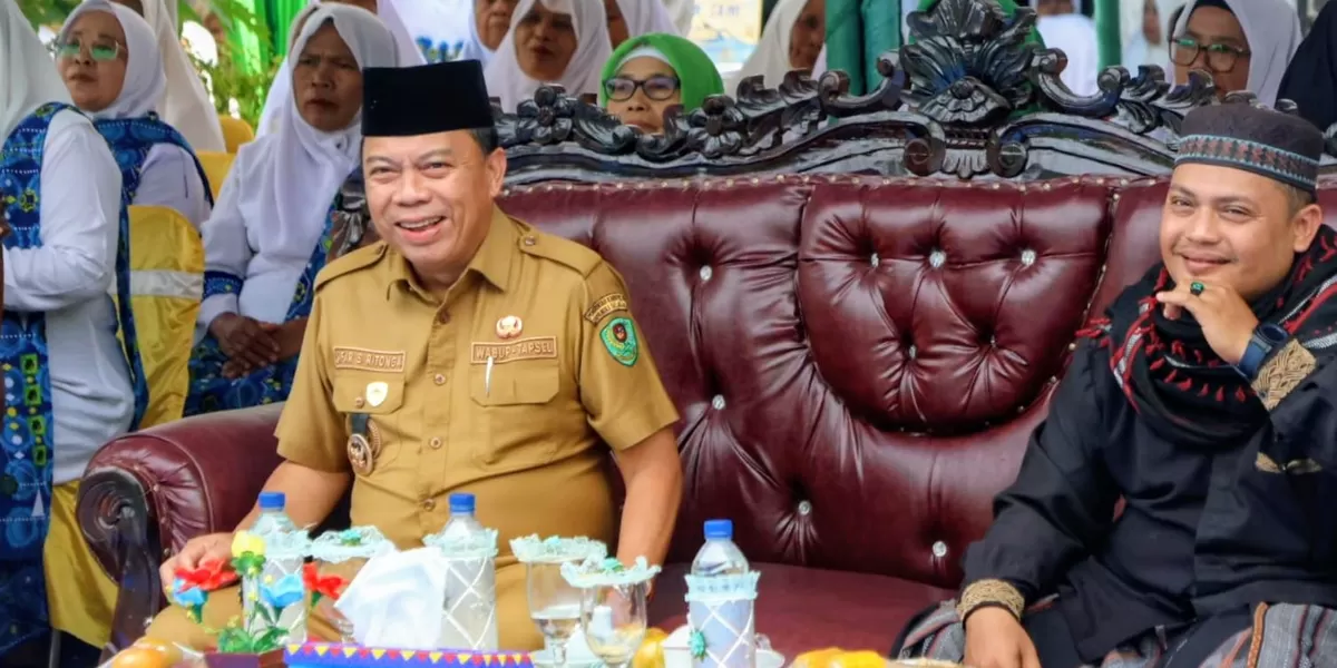 Wakil Bupati Tapsel H. Jafar Syahbuddin Ritonga, saat menghadiri Safari Isra&rsquo; Mi&rsquo;raj Nabi Muhammad SAW 1447 H/2025 M yang dirangkai dengan Pengajian Badan Kontak Majelis Taklim (BKMT), di Desa Muara Purba Nauli, Kecamatan Angkola Muaratais, Kabupaten Tapsel, Selasa (20/1/2026).(Foto : Realitasonline