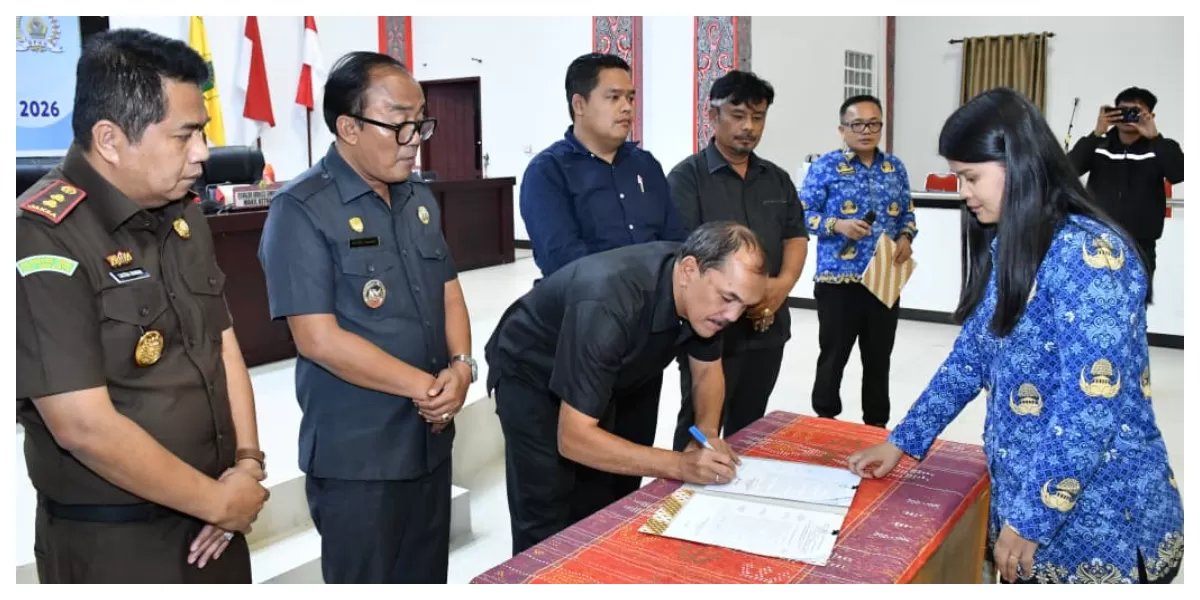 Ketua DPRD Samosir Nasip Simbolon saat  menandatangani propemperda tahun 2026 Kab Samosir yang disaksikan Wabup Samosir Ariston Sidauruk ( Realitasonline.id/Nanang )