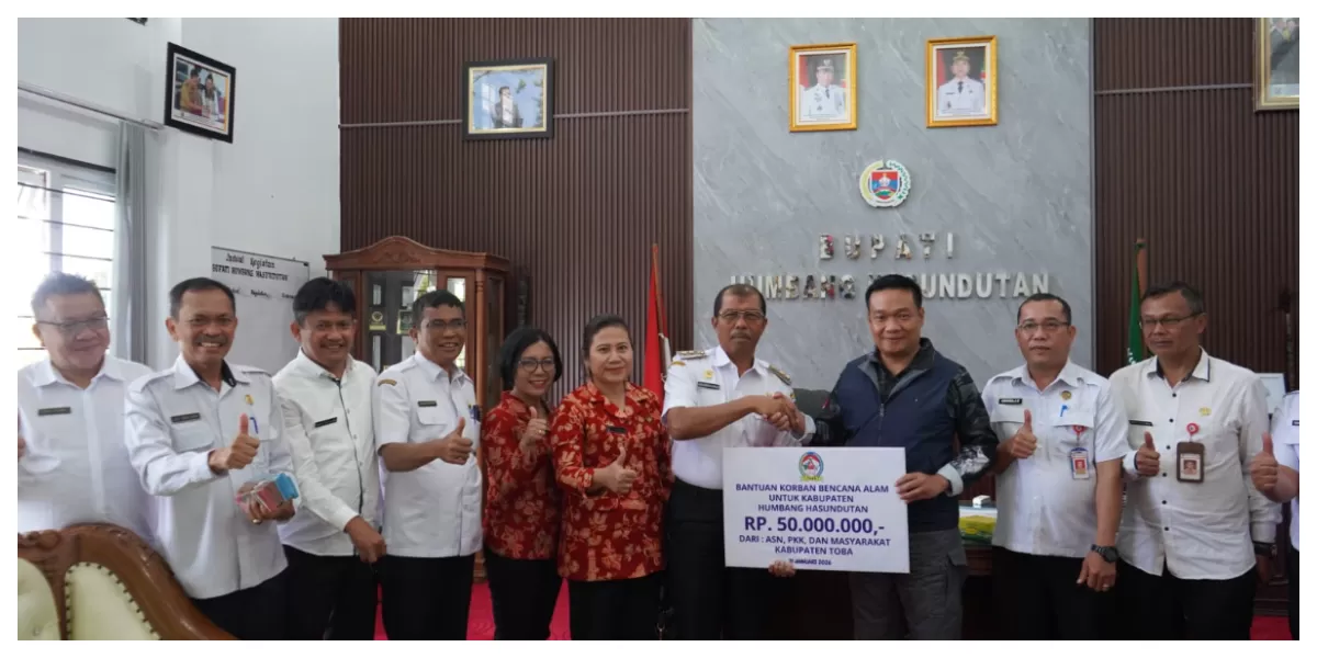 Wakil Bupati Toba Audi Murphy O. Sitorus menyerahkan bantuan secara simbolis yang diterima langsung oleh Bupati Humbahas Oloan Paniaran Nababan di kantor Bupati Humbang Hasundutan&nbsp; (Realitasonline.id/MS)