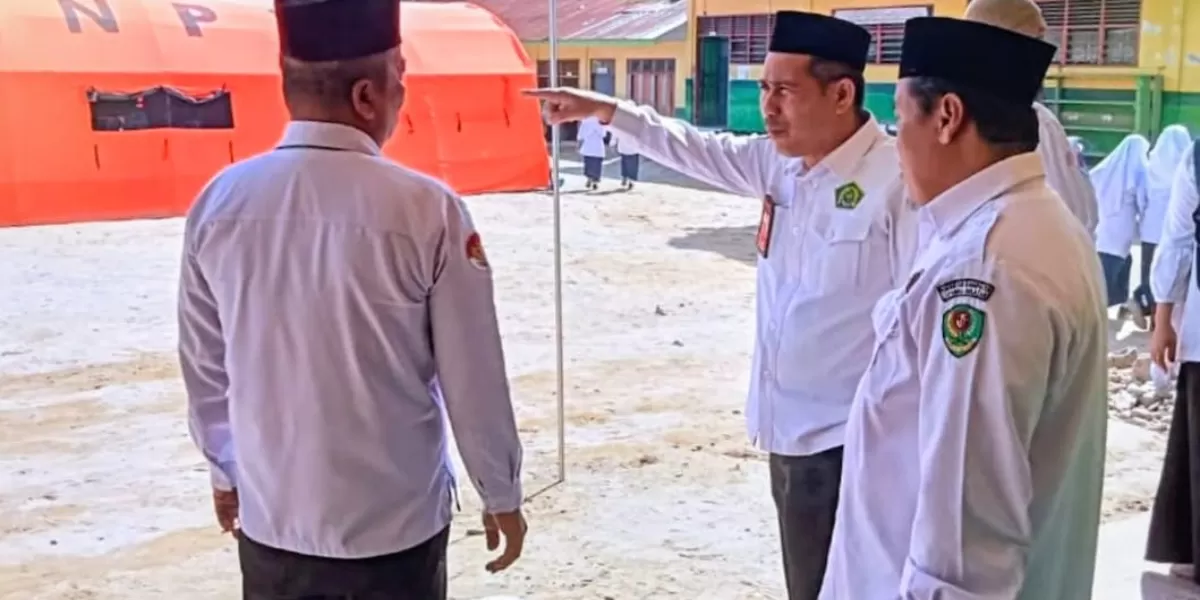 Kakan Kemenag Kabupaten Tapsel H. Masir Rambe, MA, melakukan peninjauan kelas darurat di MTsN 4 Tapsel yang berlokasi di Desa Tolang Julu, Kecamatan Sayur Matinggi, Kabupaten Tapsel, Selasa (20/1/2026).(Foto : Realitasonline / Riswandy)