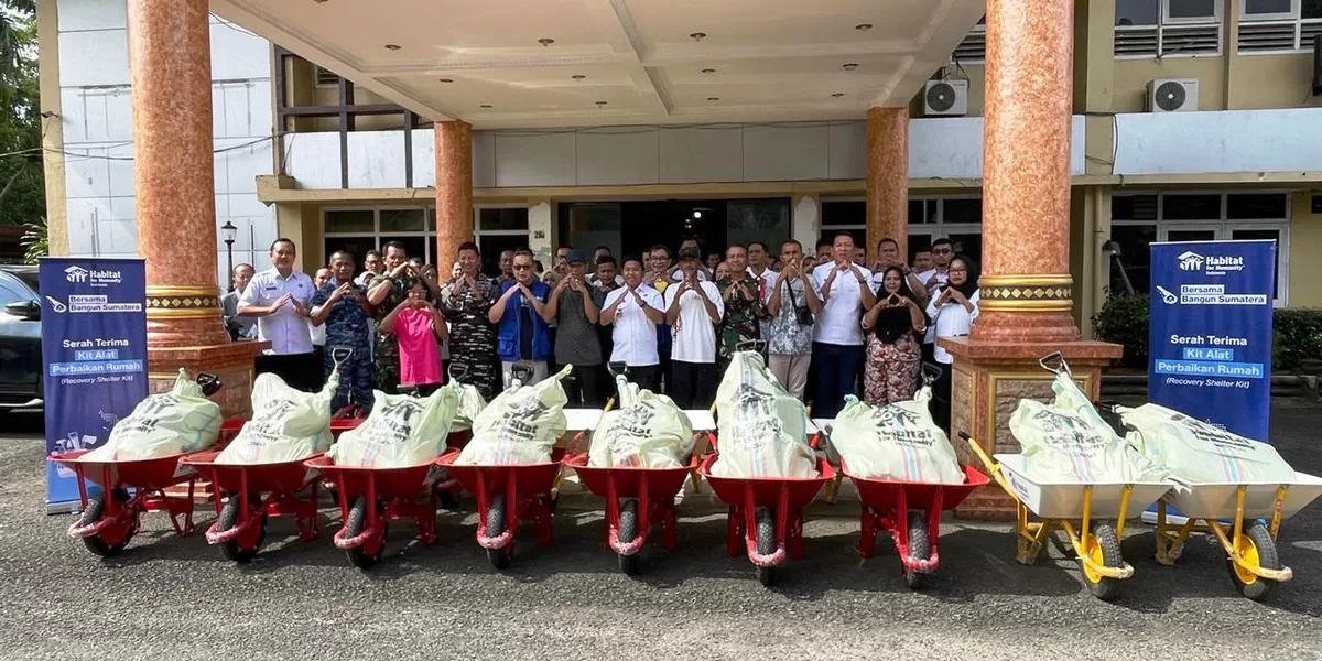 Pemko Sibolga menerima bantuan alat perbaikan rumah dari Habitat for Humanity Indonesia. (Realitasonline.id/Preddy Situmorang)