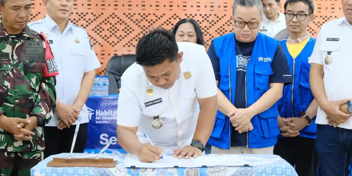 Wali Kota Sibolga Syukri Penarik menandatangani MoU dengan Habitat for Humanity guna mempercepat pemulihan rumah pascabanjir dan longsor. (Realitasonline.id/Preddy Situmorang)