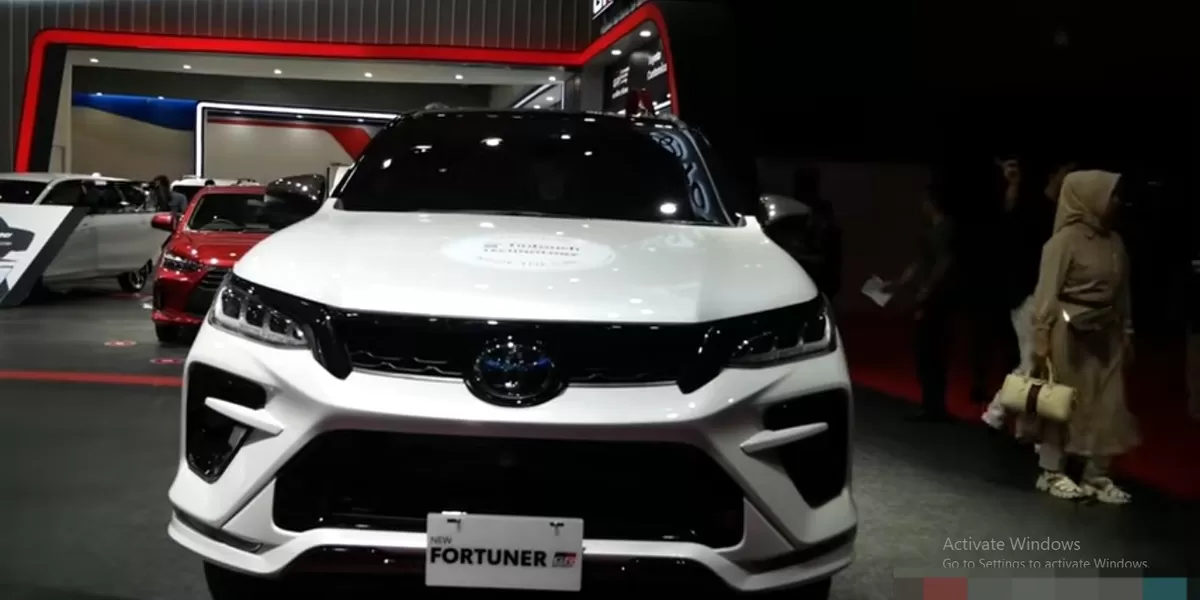 Toyota Fortuner GR Sport 4&times;4 Tetradrive 2025 terasa berbeda karena ini bukan sekadar Fortuner biasa, melainkan versi yang dibuat lebih sporty, lebih tangguh, dan lebih modern. (Tangkapan Layar YouTube wotocar)