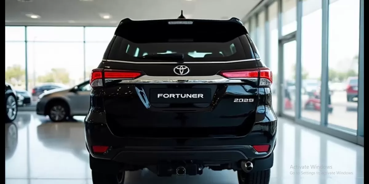 Toyota Fortuner 2025 hadir di Indonesia dengan tampilan yang lebih segar dan modern dibanding model sebelumnya. (Tangkapan Layar YouTube Auto Speaks)