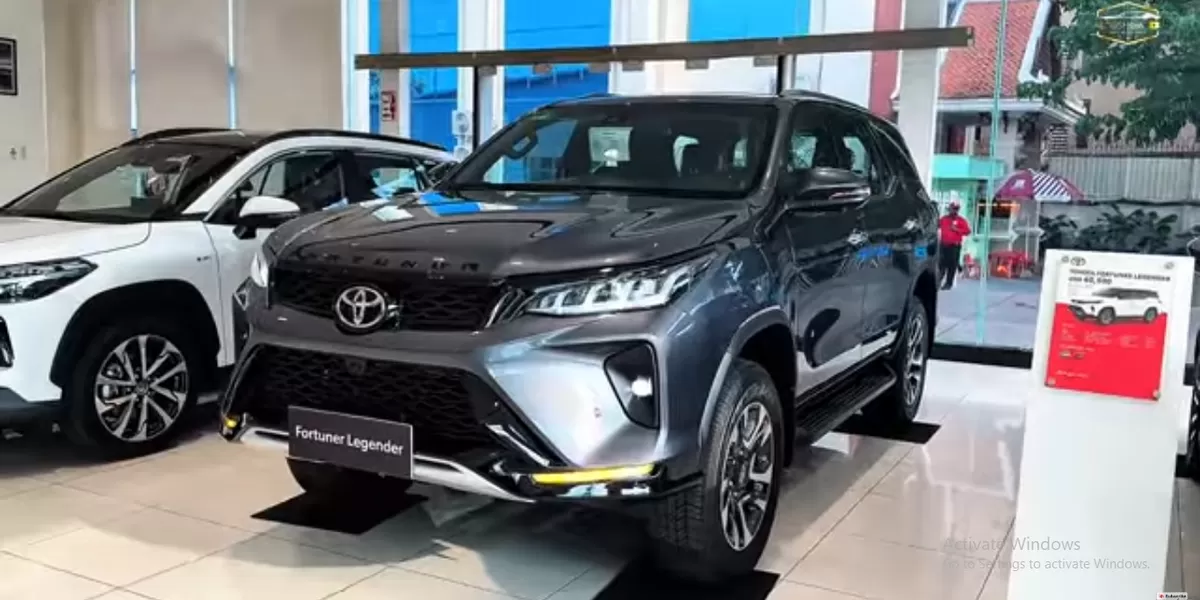 Toyota Fortuner 2026 dengan mesin 2.8 L 4-silinder, transmisi otomatis 8-percepatan dan sistem penggerak 4&times;4 datang dengan tampilan luar yang lebih modern dan tegas. (Tangkapan Layar YouTube  AutoShow TV)