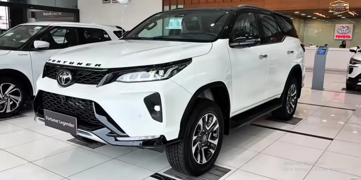  Toyota Fortuner 4WD 2.8L Automatic adalah SUV besar yang memberi kesan kuat dan tangguh baik saat dilihat dari luar maupun dirasakan di dalam kabin. (Tangkapan Layar YouTube AutoShow TV)