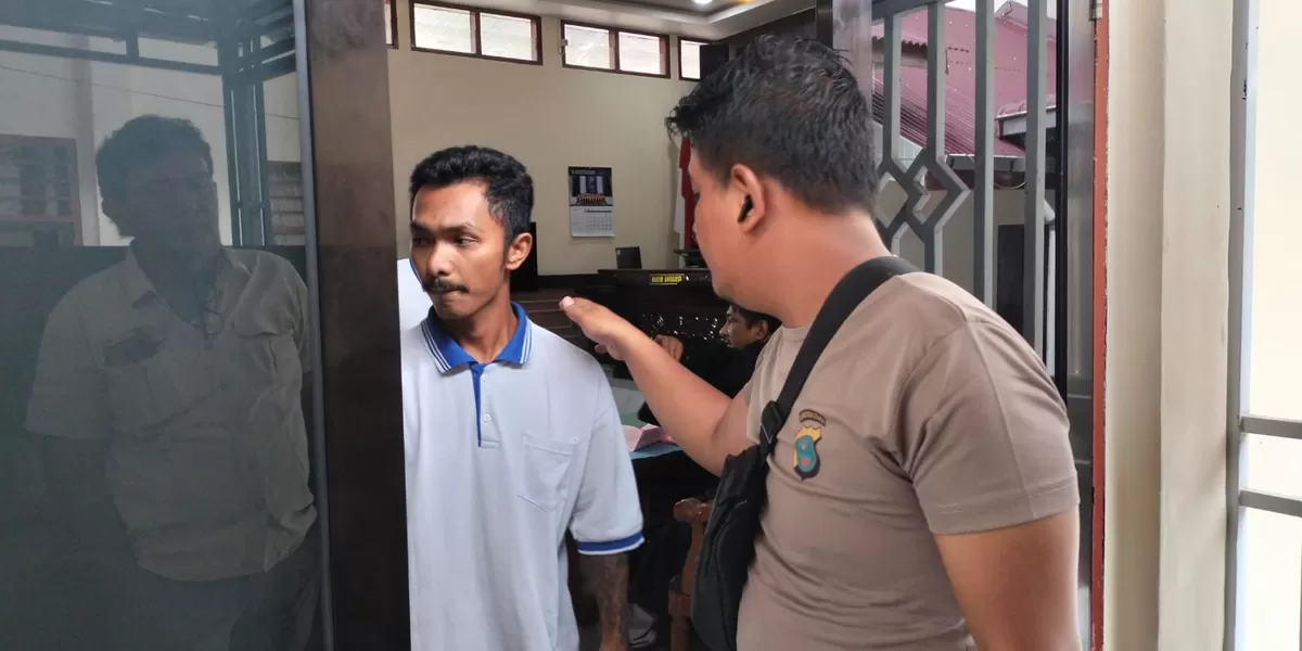 Salah satu terdakwa digiring petugas keluar dari ruang sidang Pengadilan Negeri Simalungun (Realitasonline.id/RH)