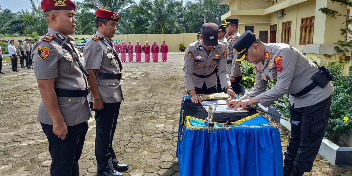 Kapolres Padanglawas AKBP Dodik Yuliyanto, SIK, menandatangani berita acara pelantikan Sertijab PJU di Polres Palas, Rabu (21/1/2026) (Realitasonline.id - SS)