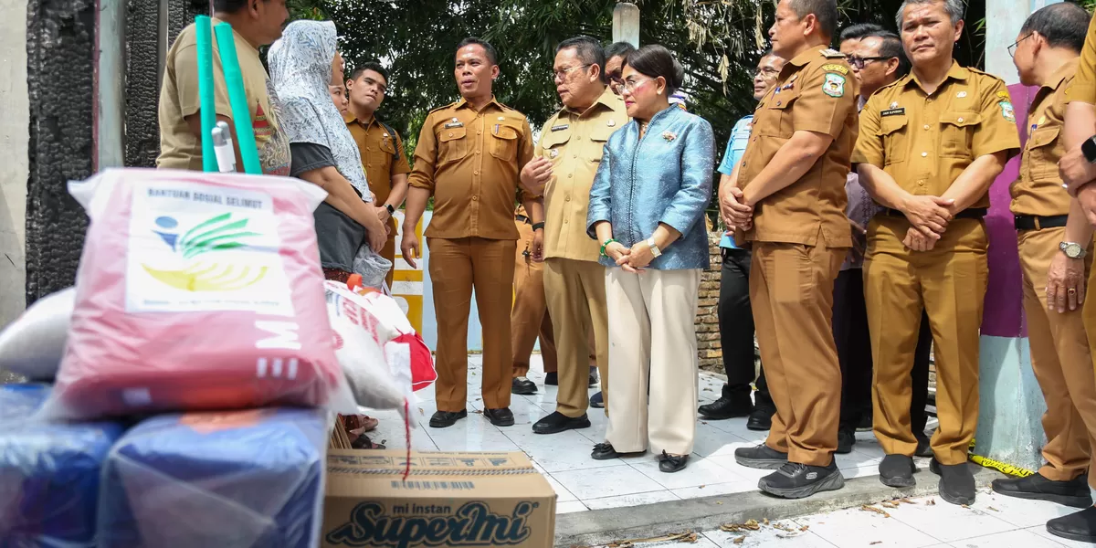 Wali Kota Wesly menyerahkan bantuan kepada korban (Realitasonline.id/RH)