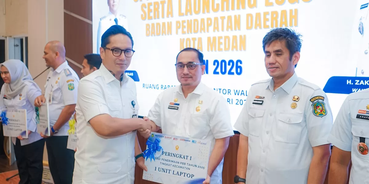 Rico Waas serahkan secara simbolis SPPT PBB dan DHKP tahun 2026 di Balai Kota, Rabu (21/1/2026).