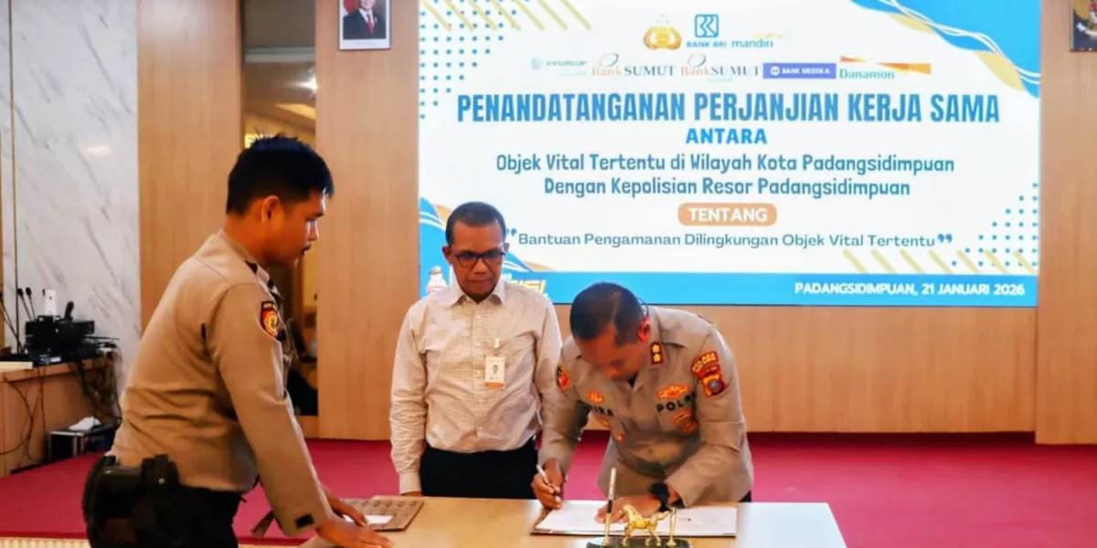 Kapolres Padangsidimpuan AKBP Wira Prayatna tandatanganani MoU dengan pihak pengguna jasa pengamanan, berlangsung di aula Pratidina Polres Padangsidimpuan, Jalan SM Raja Kota Padangsidimpuan, Rabu (21/1/2026).(Foto : Realitasonline / Riswandy)