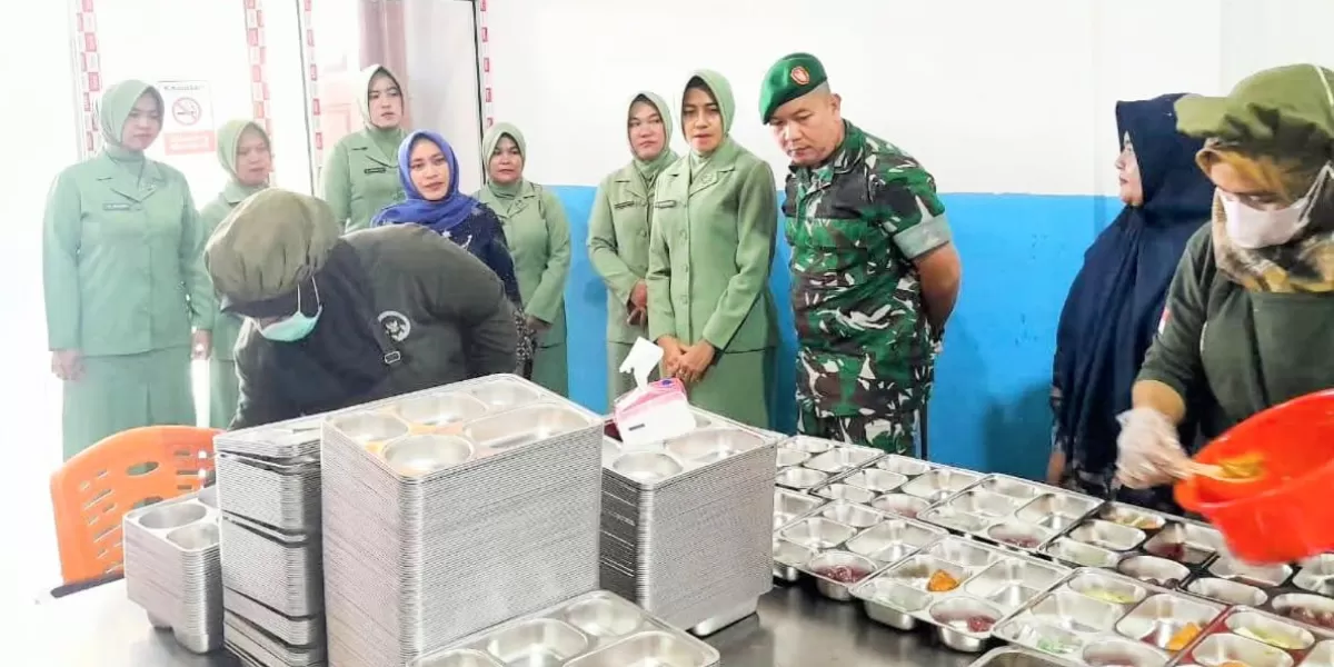 Komandan Kodim 0115/Simeulue, Korem 012/Teuku Umar. Letnan Kolonel Arm Qomarus Zaman, S.T, M.I.P, M.H.I yang didampingi Ketua Persit Kartika Chandra Kirana Cabang XXXIII, Ny. Ratih Qomarus Zaman tinjau Dapur SPPG Bako Parangai Desa Suka Jaya, Kamis (22/1/2026). (Realitasonline.id/Ris)