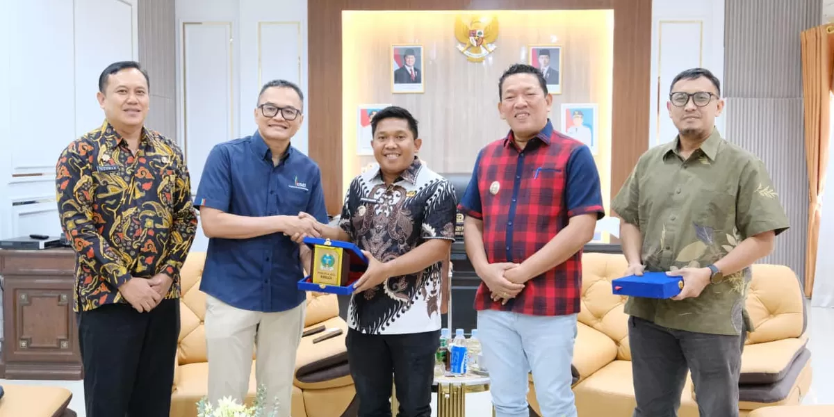 Wali Kota Sibolga Syulri Penarik menyerahkan plakat kepada perwakilan PT SMI. (Realitasonline.id/Dok)