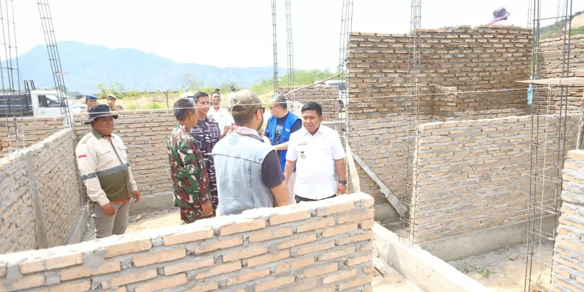 Wali Kota Sibolga Syukri Penarik saat meninjau progres pembangunan Huntap di kawasan Gedung Olah Raga (GOR) Parombunan. (Realitasonline.id/Preddy Situmorang)