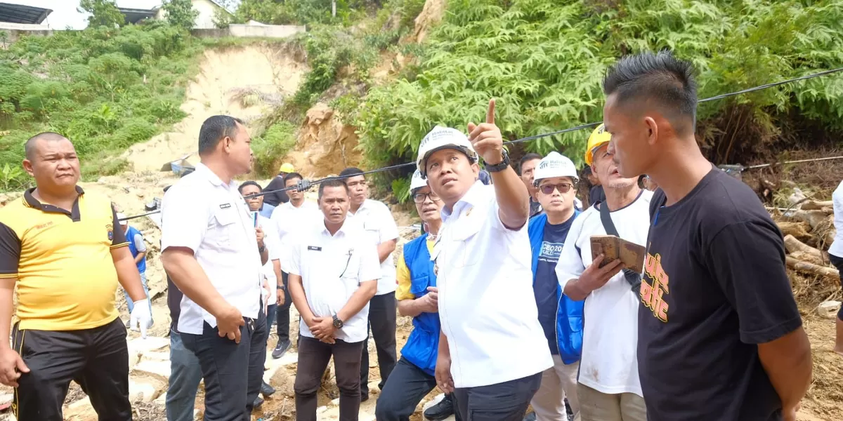 Wali Kota Sibolga Akhmad Syukri Nazry Penarik bersama Direktur Habitat Indonesia Handoko Ngadiman meninjau langsung lokasi longsor di pemukiman warga Jalan Perjuangan, Kelurahan Aek Parombunan. (Realitasonline.id/Preddy Situmorang)