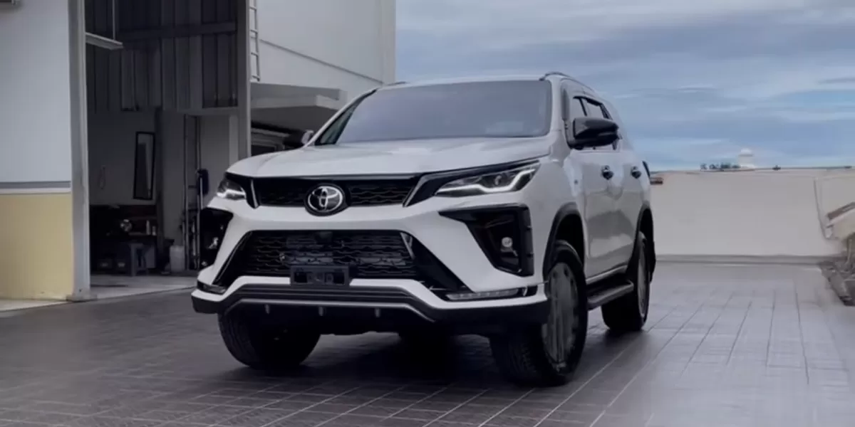 Toyota Fortuner 2.8 VRZ GR Parts 2025 secara menyeluruh dengan fokus pada perubahan tampilan, isi kabin, performa, serta perbandingannya dengan rival utama yaitu Mitsubishi Pajero Sport, sekaligus menyinggung gambaran biaya kepemilikan atau TCO. (Tangkapan Layar YouTube Kacamata Andi Pras)