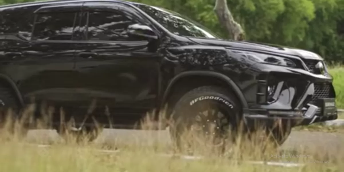 Toyota Fortuner Legender 2025 sering dibicarakan sebagai salah satu SUV besar yang harganya sangat tinggi, dan banyak orang bilang mobil ini terasa mahal untuk apa yang ditawarkan. (Tangkapan Layar YouTube Benz Spencer Hoky)