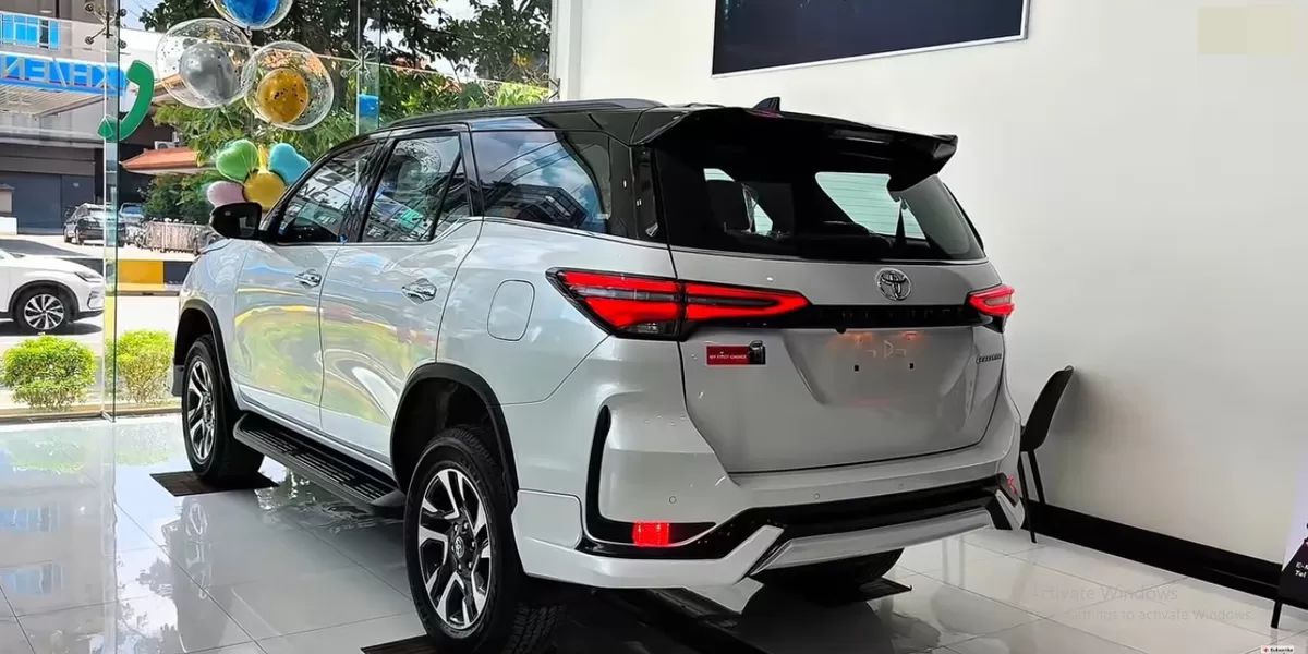 Toyota Fortuner 2026 adalah SUV keluarga mewah dengan tujuh kursi yang menggabungkan kenyamanan, gaya, dan kemampuan tangguh dalam satu paket. (Tangkapan Layar YouTube AutoShow TV)