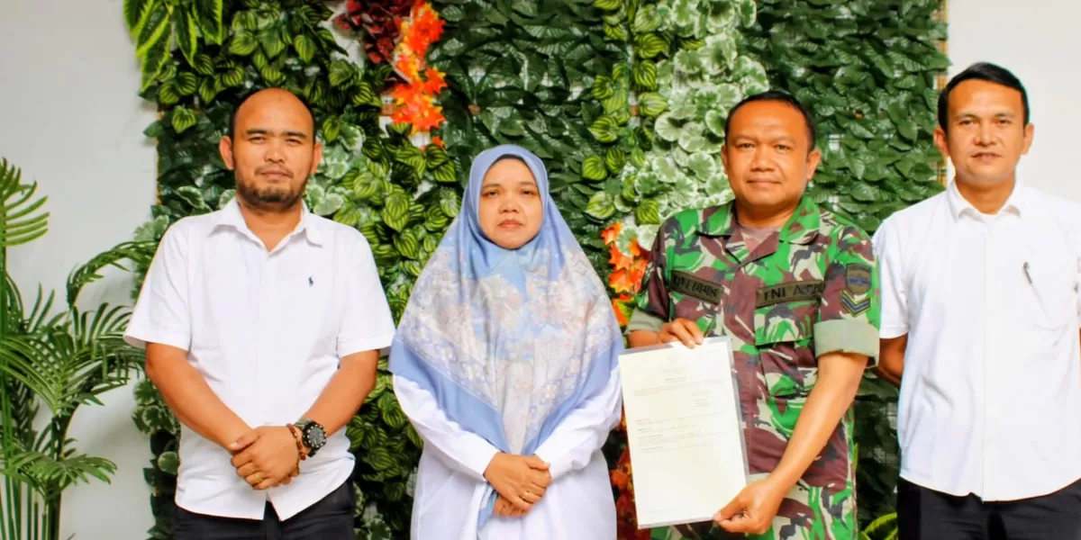 Kepala Kantah Kota Padangsidimpuan Agustina Harahap serahkan sertikikat tanah milik Pemerintah Republik Indonesia c.q. Kementerian Pertahanan berlangsung di aula Kantah Kota Padangsidimpuan, Selasa (20/1/2026). (Foto : Realitasonline / Riswandy)