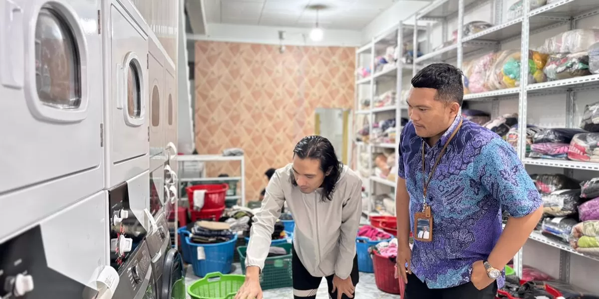 Dari usaha sederhana tersebut, Sari mulai melihat peluang lain yaitu jualan mainan anak yang saat itu belum tersedia di daerahnya.