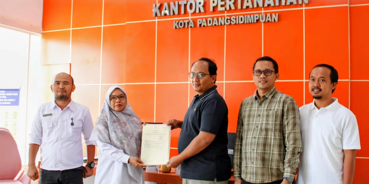 Kepala Kantah Kota Padangsidimpuan Agustina Harahap serahkan sertifikat tanah aset milik PT PLN (Persero) UP3 Padangsidimpuan, berlangsung di aula Kantah Padangsidimpuan, Kamis (22/1/2026). (Foto : Realitasonline / Riswandy)