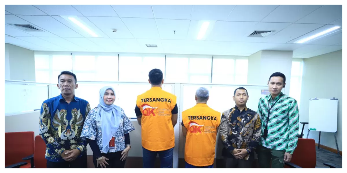 Para tersangka dan barang bukti perkara tindak pidana sektor jasa keuangan. (Realitasonline.id/Dok)