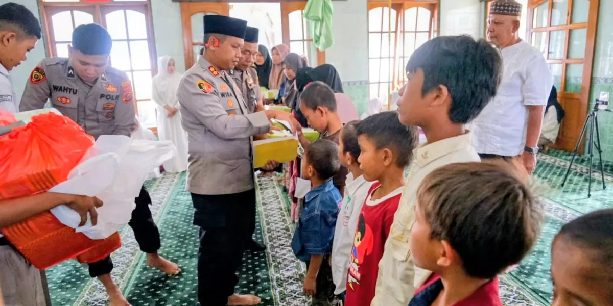 Kapolres Padangsidimpuan AKBP Dr. Wira Prayatna, santuni anak yatim pada peringatan Isra Mikraj Nabi Besar Muhammad SAW 27 Rajab 1447 Hijriah / 2026 Masehi dan pembinaan Rohani Islam bagi pegawai negeri dan personel Polri,, di Masjid Al-Muqorrobin Mapolres Padangsidimpuan, Kamis (22/1/2026)